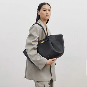 DeMellier - The New York in black small grain